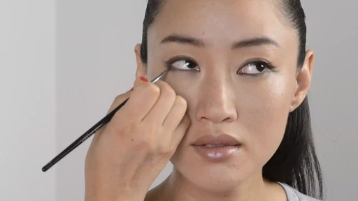 Soft Double Winged Eyeliner Look - image 3 from the video