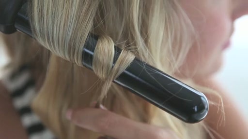 amika: beachy waves with 25mm curling wand - image 7 from the video