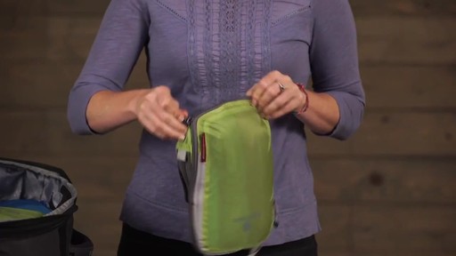 Eagle Creek Pack-It Specter 2-Piece Compression Cube Set - image 7 from the video