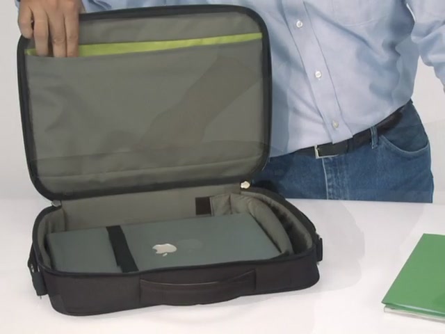 Case Logic Laptop Messenger - image 8 from the video