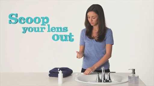 Insertion and Removal of Acuvue Contact Lenses tutorial | VisionDirect.com - image 3 from the video