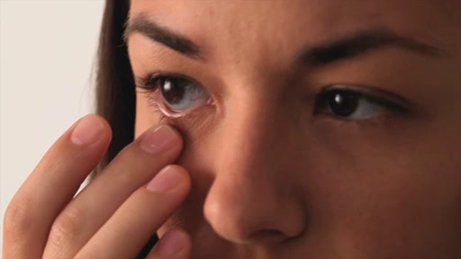 Insertion and Removal of Acuvue Contact Lenses tutorial | VisionDirect.com - image 7 from the video