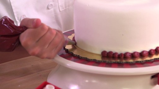 Conseil du Boss des gâteaux – Décorer avec une poche à douille - image 10 from the video