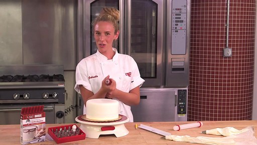 Conseil du Boss des gâteaux – Décorer avec une poche à douille - image 5 from the video