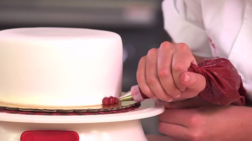 Conseil du Boss des gâteaux – Décorer avec une poche à douille - image 9 from the video